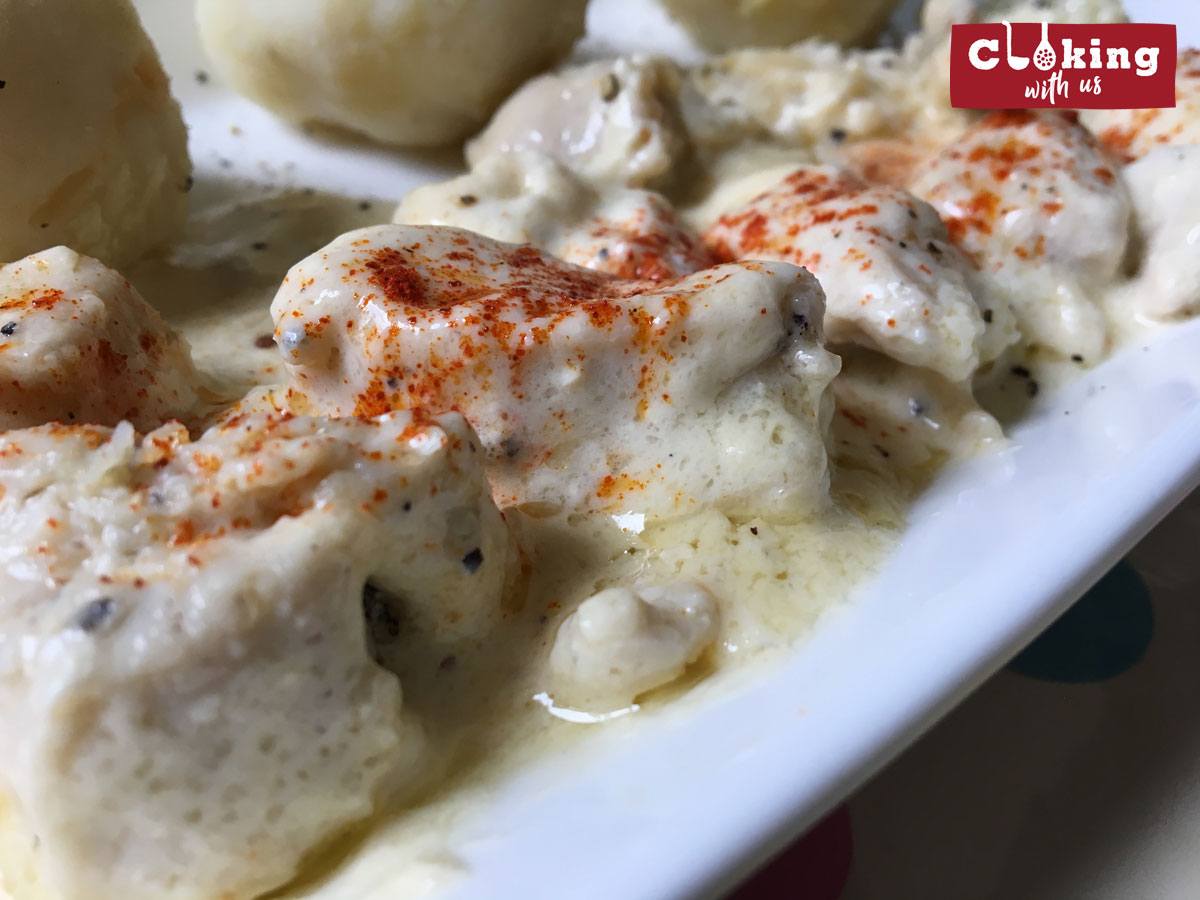 Chicken with cream sauce and mashed potatoes