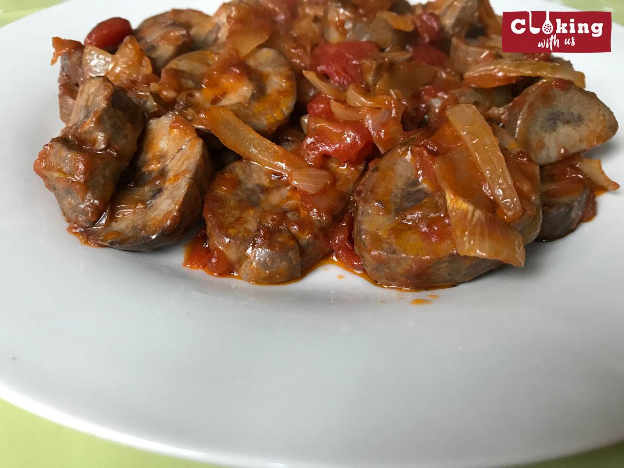 Fried pork kidneys with tomatoes and onion